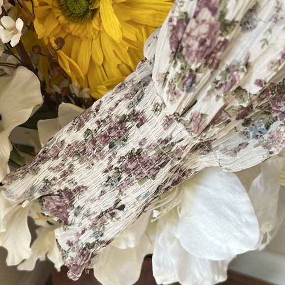 NWT Jacquie the label Lilac Floral Smocked Blouse in Natural.  Size Medium - Picture 3 of 6